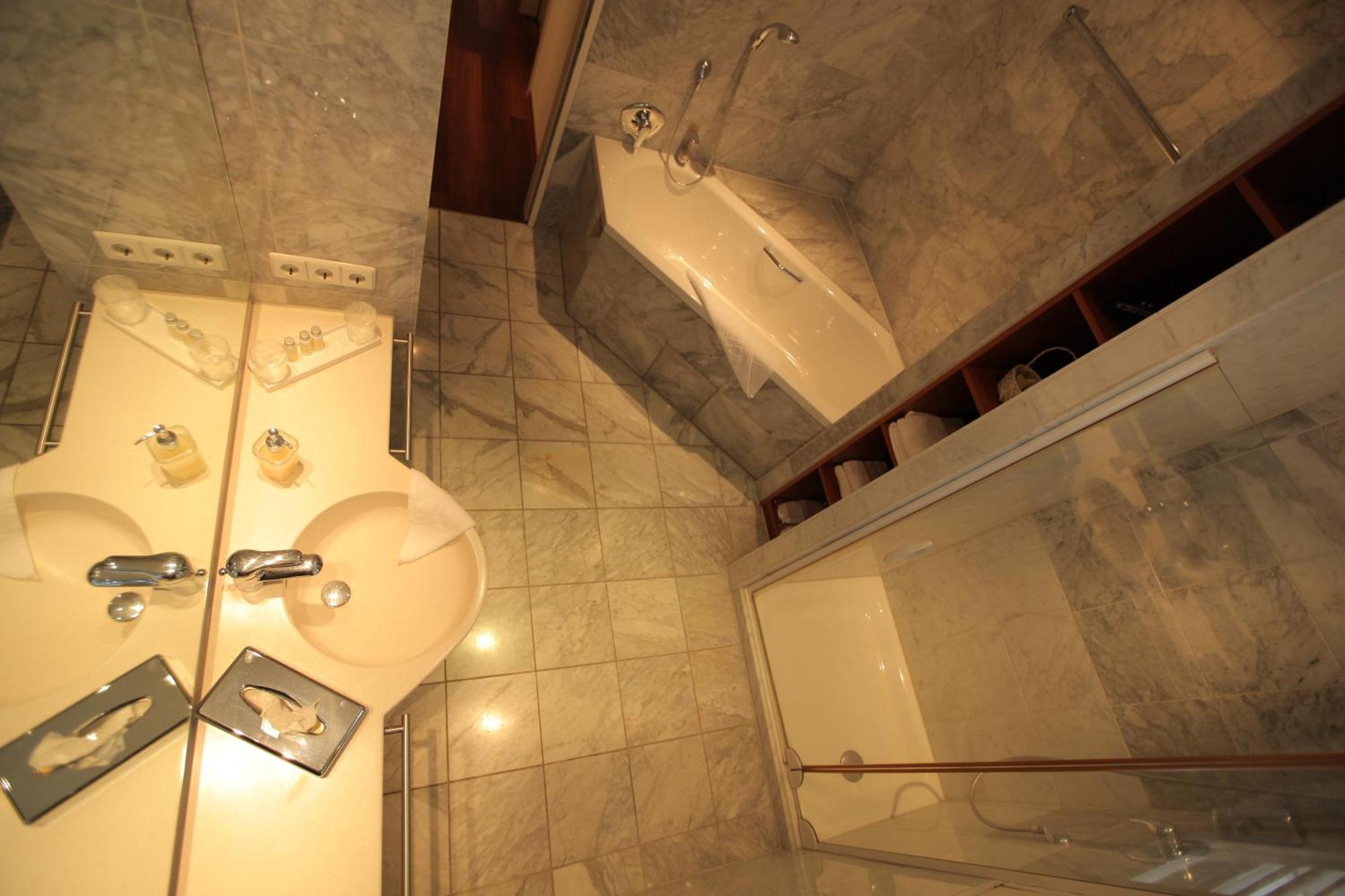 Hotel Mariotto Am Burghof Lorrach Bagian luar foto