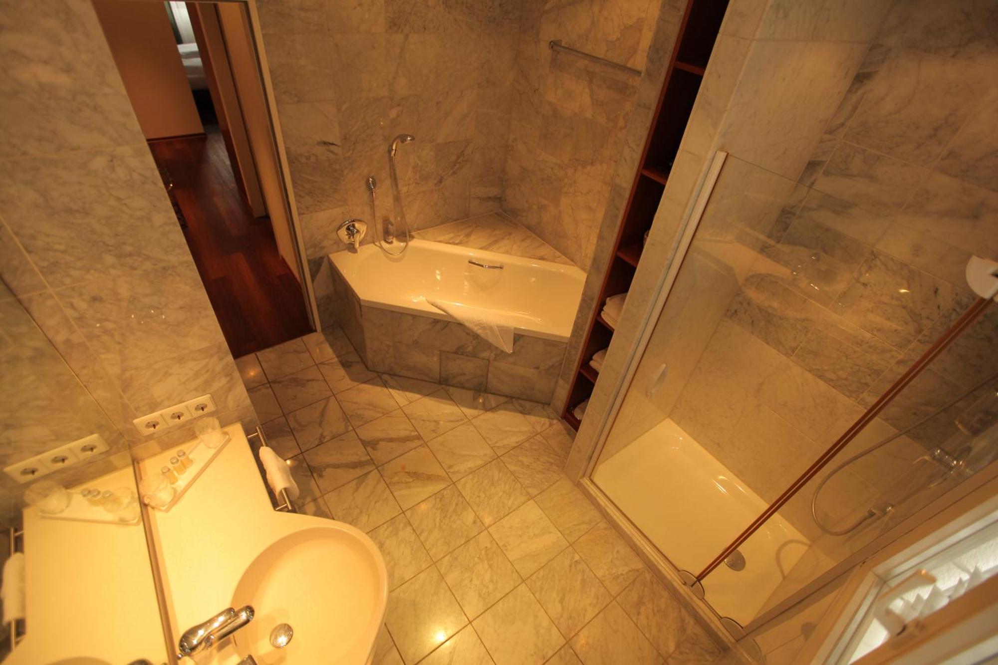 Hotel Mariotto Am Burghof Lorrach Ruang foto